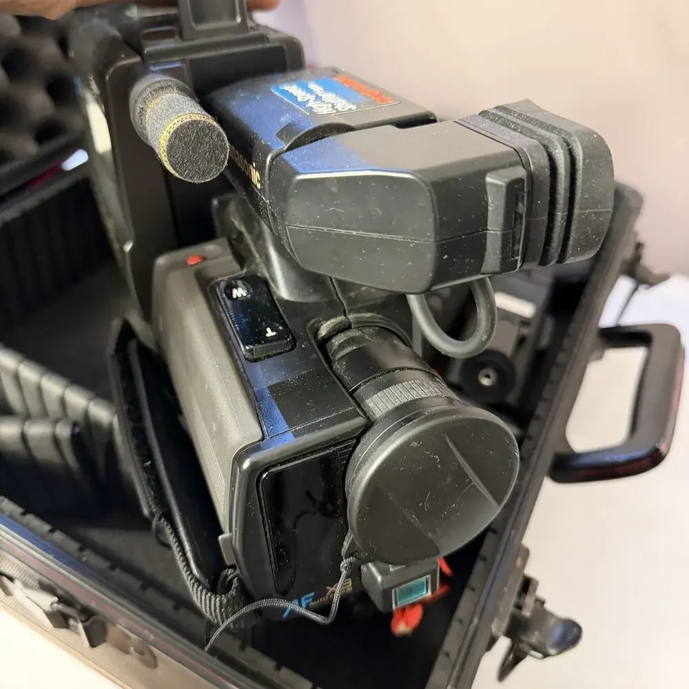 Panasonic OmniMovie VHS PV-320D Handheld Camcorder with Case & accessories